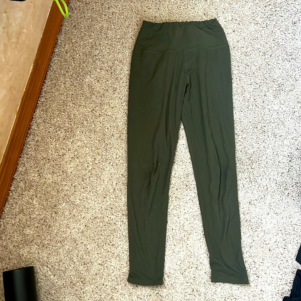 These pants are navy green they are one size fits they are super comfortable.